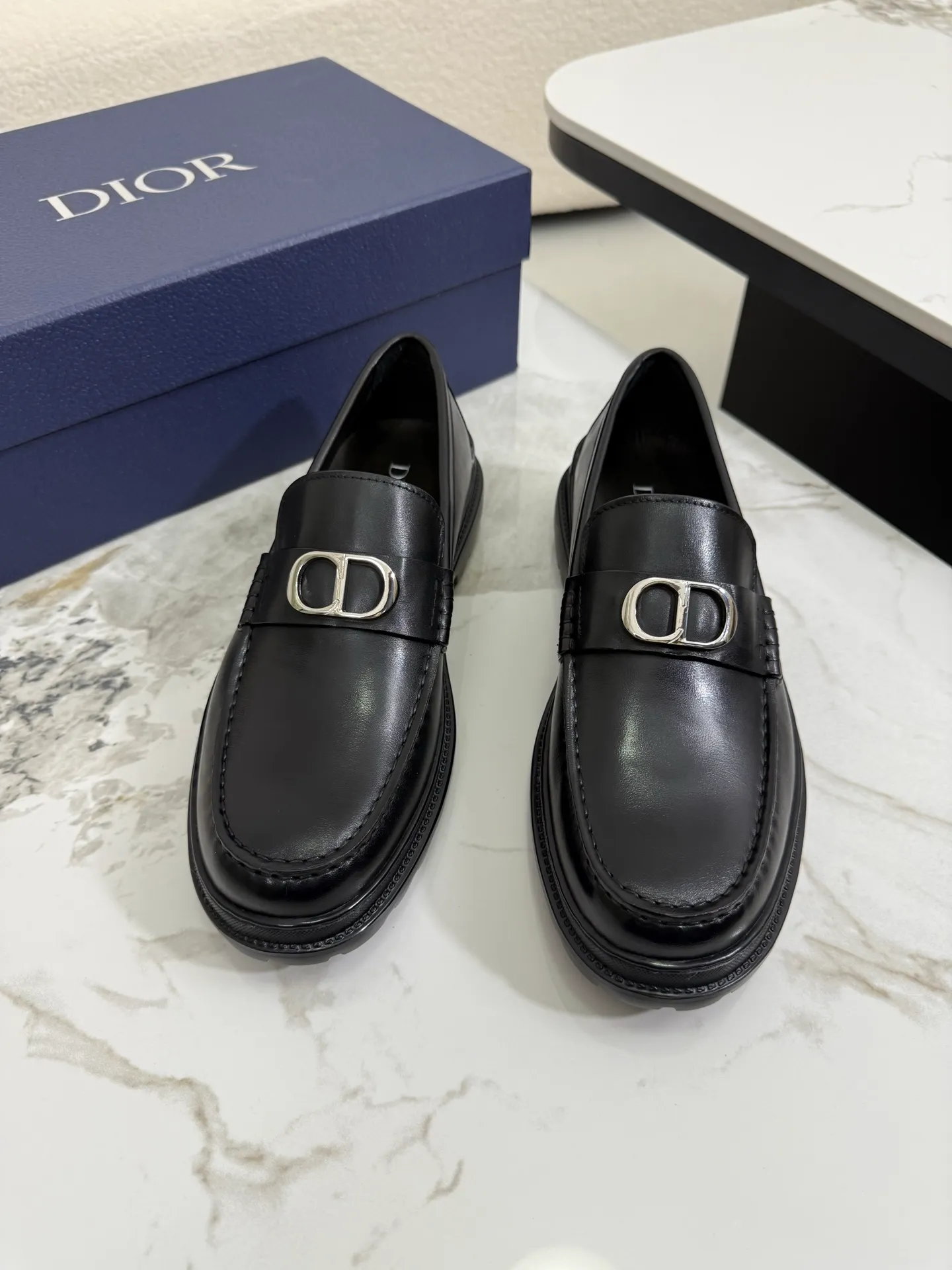[ DIOR ] Top P: 820💰 ▪️Size: 39-44 (customized for 38.45) Top male leather shoes DIOR Dior combines high-quality materials and exquisite details. The imported cowhide leather upper is embellished with Gancio buckles, showing a luxurious style. Imported cattle. TP sole is light and flexible in texture